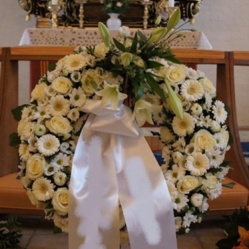 Begravelseskrans med hvide roser og hvide blomster med bånd