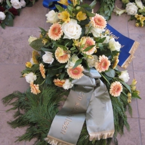 Begravelseskrans med hvide roser samt gule og orange blomster