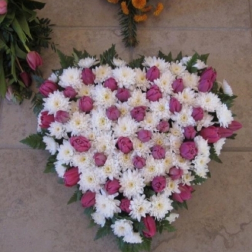 Blomsterhjerte med hvide og lyserøde blomster