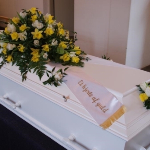 kistepynt-gule-hvide-blomster-begravelse