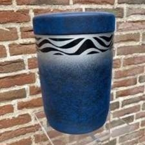 Blå urne med sort bølgemønster