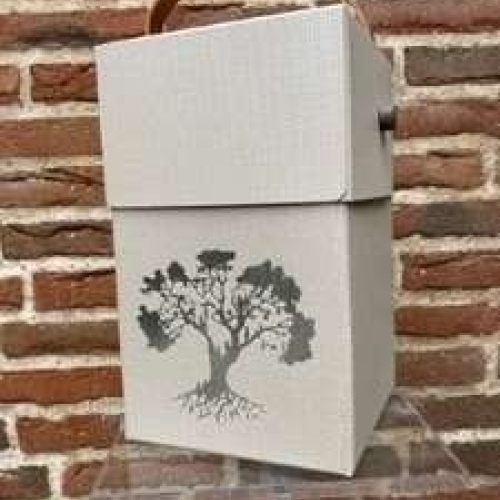 Hvid urne med motiv af træ og bærehank