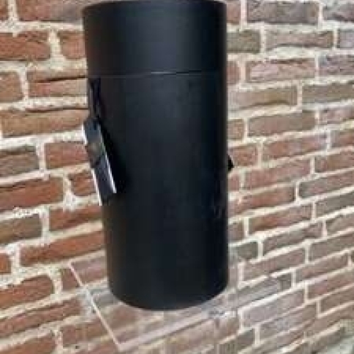 Sort cylinderformet urne i moderne design