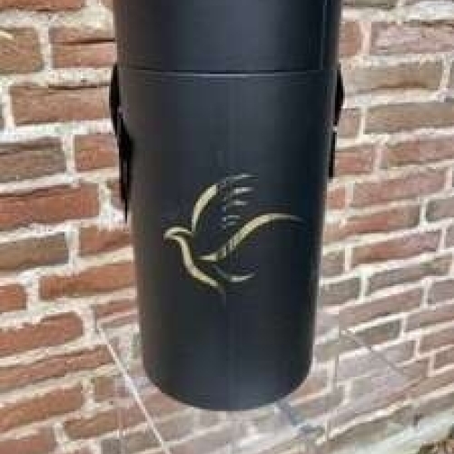 Sort urne med guldfarvet duemotiv