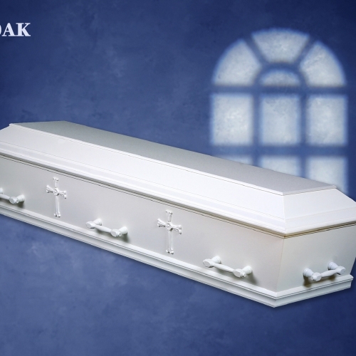 Hvid kiste med elegante profiler og kors på siden