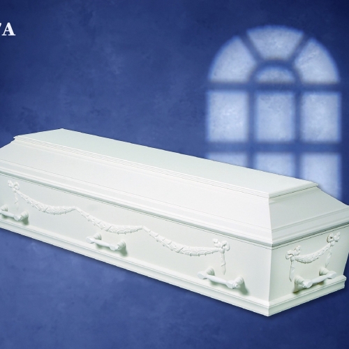 Hvid kiste med dekorative detaljer og klassisk finish