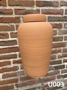 Terracottafarvet urne i klassisk design
